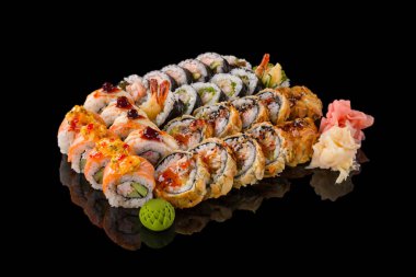 Siyah arka planda suşi.