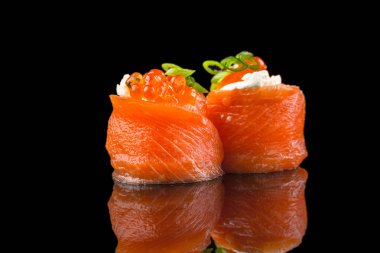 Siyah arka planda suşi.