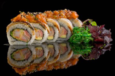 Siyah arka planda suşi.