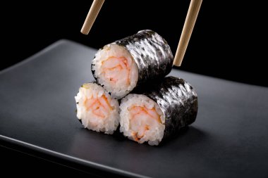 Siyah arka planda suşi.