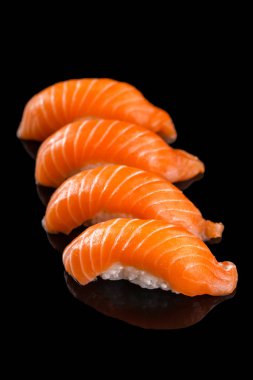 Siyah arka planda suşi.