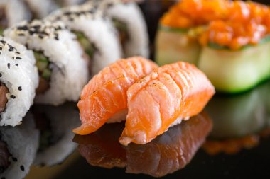 Siyah arka planda suşi.