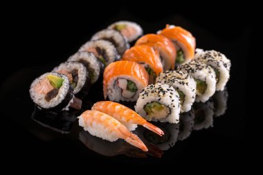 Siyah arka planda suşi.