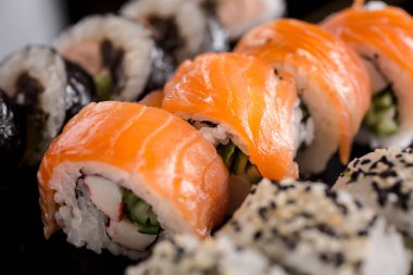 Siyah arka planda suşi.