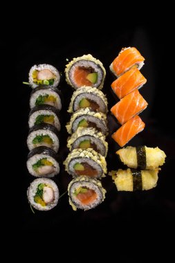 Siyah arka planda suşi.