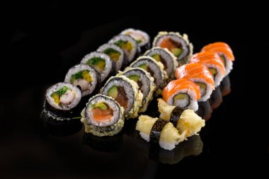 Siyah arka planda suşi.