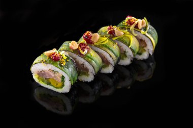 Siyah arka planda suşi.