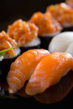 Siyah arka planda suşi.