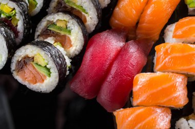 Siyah arka planda suşi.