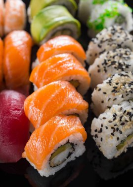 Siyah arka planda suşi.