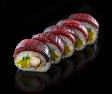 Siyah arka planda suşi.