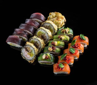 Siyah arka planda suşi.