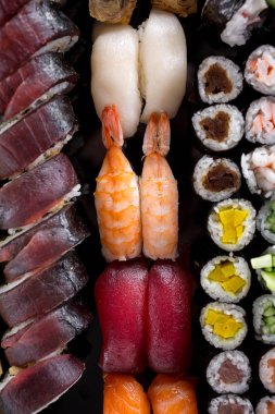 Siyah arka planda suşi.