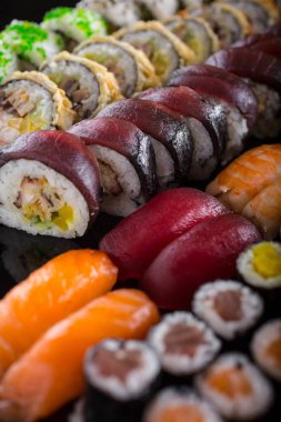 Siyah arka planda suşi.