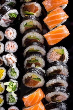 Siyah arka planda suşi.