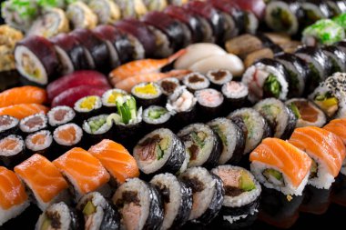 Siyah arka planda suşi.