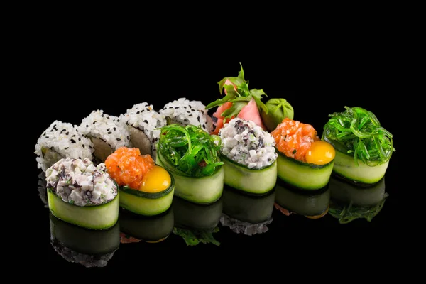 Sushi Sobre Fondo Negro — Foto de Stock