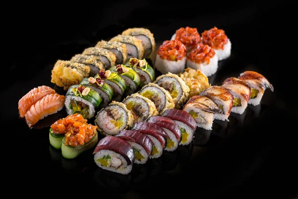 Sushi Sur Fond Noir — Photo