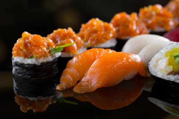 Sushi Czarnym Tle — Zdjęcie stockowe