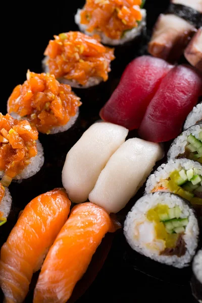 Sushi Czarnym Tle — Zdjęcie stockowe