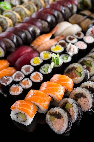 Sushi Czarnym Tle — Zdjęcie stockowe