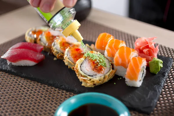 日本餐馆推出的寿司卷 — 图库照片