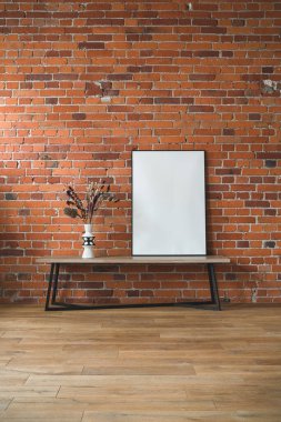 Poster ya da tuval gibi, gerçek bir tavan arası fotoğrafı.