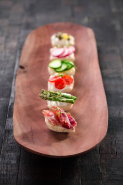 Tahtada farklı mini sandviçler..