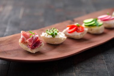 Tahtada farklı mini sandviçler..