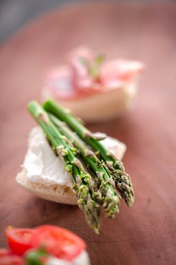 Tahtada farklı mini sandviçler..