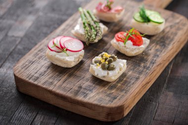 Tahtada farklı mini sandviçler..