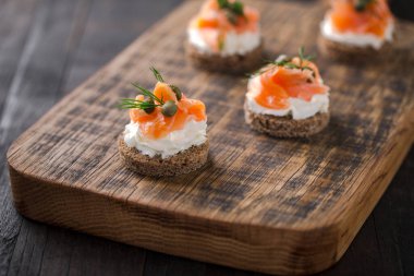 Krem peynirli mini sandviçler, füme somon, kapari ve dereotlu.