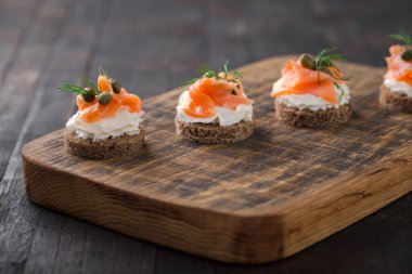 Krem peynirli mini sandviçler, füme somon, kapari ve dereotlu.
