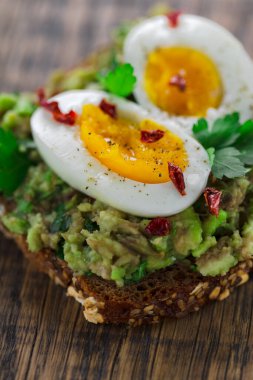 Guacamole ve haşlanmış yumurta ile kepekli tost ekmeği.
