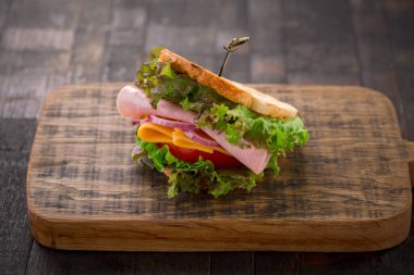 Marullu, jambonlu, peynirli ve domatesli lezzetli sandviç.