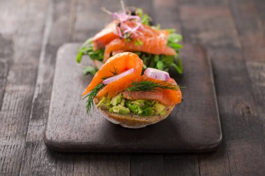 Füme somon ve guacamole soslu sandviç..