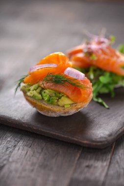 Füme somon ve guacamole soslu sandviç..