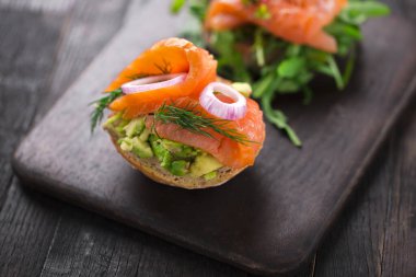 Füme somon ve guacamole soslu sandviç..