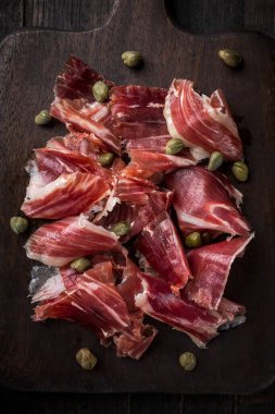 Geleneksel İspanyol Jamon Serrano jambonu, Prosciutto Crudo, kaparili Parma jambonu.