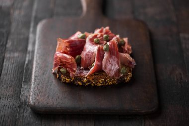 Geleneksel İspanyol Jamon Serrano jambonu, Prosciutto Crudo, kaparili Parma jambonu.