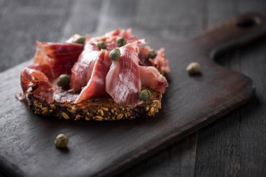 Geleneksel İspanyol Jamon Serrano jambonu, Prosciutto Crudo, kaparili Parma jambonu.