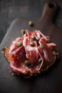 Geleneksel İspanyol Jamon Serrano jambonu, Prosciutto Crudo, kaparili Parma jambonu.