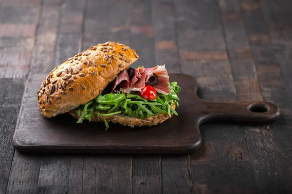 Gustoso Panino Con Rucola Prosciutto Parma — Foto Stock