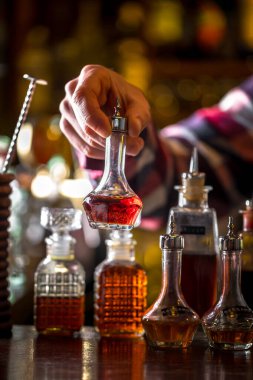 Barın üstünde duranlar var. Kokteyl hazırlıyorum. Gece kulübü.