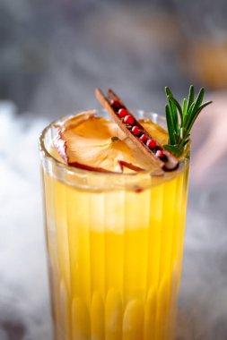 Bardaki John Collins kokteyli. Gece kulübü manzarası.