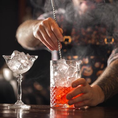 Barmen klasik Manhattan kokteyli hazırlar.