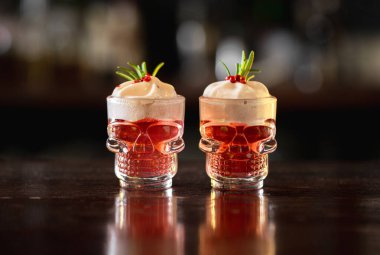 Barda krem şantili tiki shot 'ları.