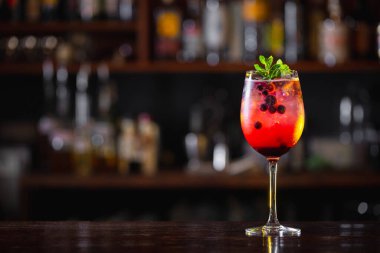 Böğürtlenli soda kokteyli.