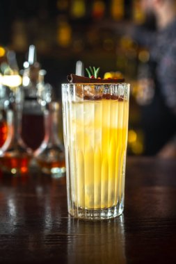 Bardaki John Collins kokteyli. Gece kulübü manzarası.