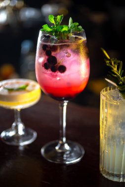 Böğürtlenli soda kokteyli.